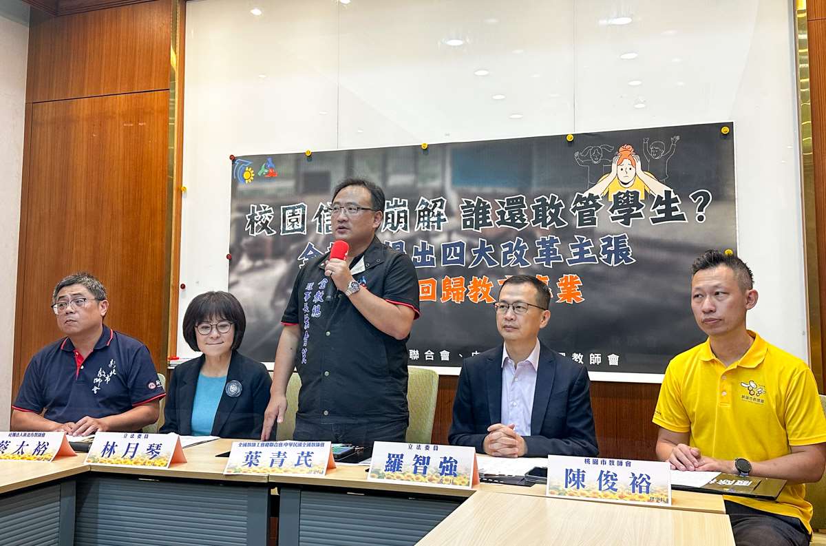 全教總理事長葉青芪(中)23日提出四大改革主張，呼籲讓教育回歸專業。(楊雨青攝)