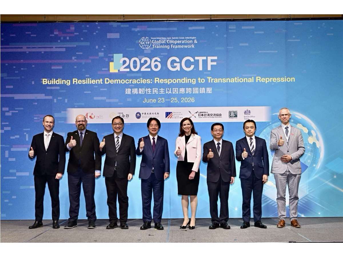 賴清德總統出席「全球合作暨訓練架構(GCTF)建構韌性民主以因應跨國鎮壓」國際研習營和與會者合影 (外交部提供)