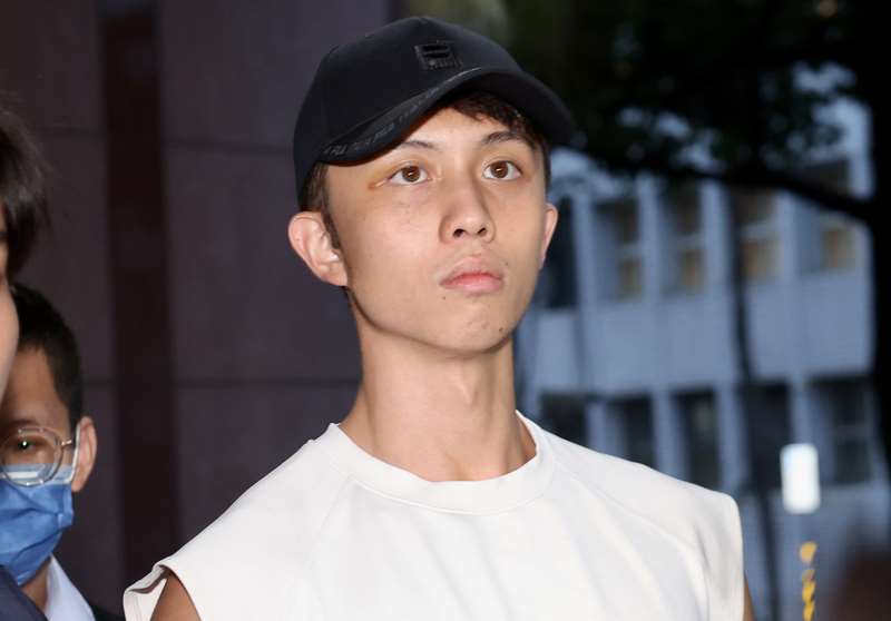 藝人狄鶯和孫鵬的兒子孫安佐（圖）涉槍砲等案，29日被士林地檢署起訴，士林地方法院裁定100萬元交保；士院表示，孫安佐僅坦承持有模擬槍部分犯行，其餘部分均否認犯罪。資料照。
