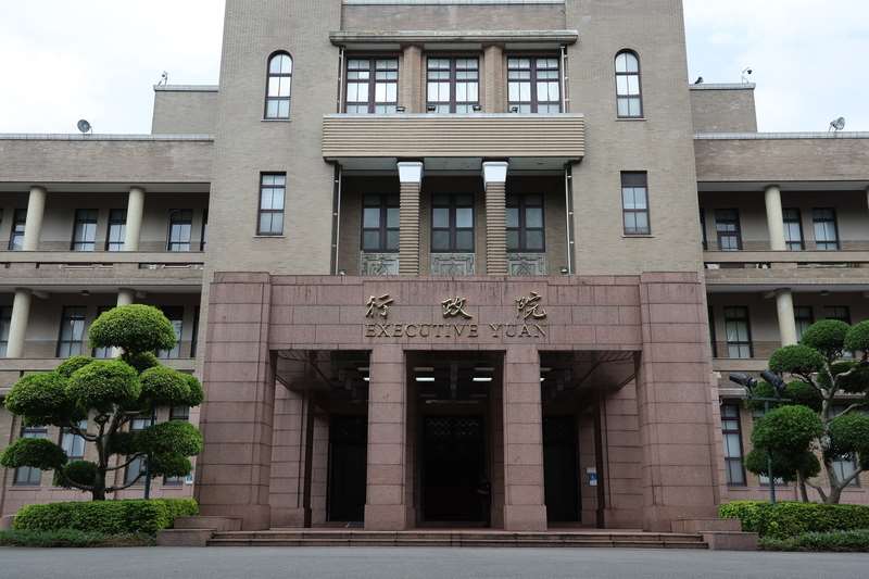 行政院台美經貿工作小組表示，美國貿易代表署(USTR)此次調查認定54個國家「未實施且未有效執行強迫勞動貨品進口禁令」，另有6個國家「未有效執行強迫勞動貨品進口禁令」，因此建議祭出額外關稅措施。圖為行政院外觀。