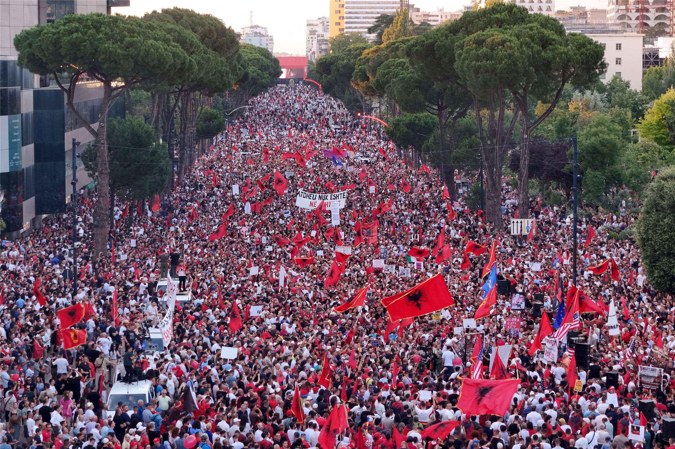 反對開發案的聲浪引爆民眾對政府貪腐的不滿情緒，抗議訴求如今已經擴大至要求阿爾巴尼亞總理拉瑪(Edi Rama)下台。