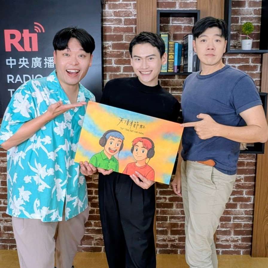 主持人佑仁(左)、亞特(右)與來賓里歐(中)