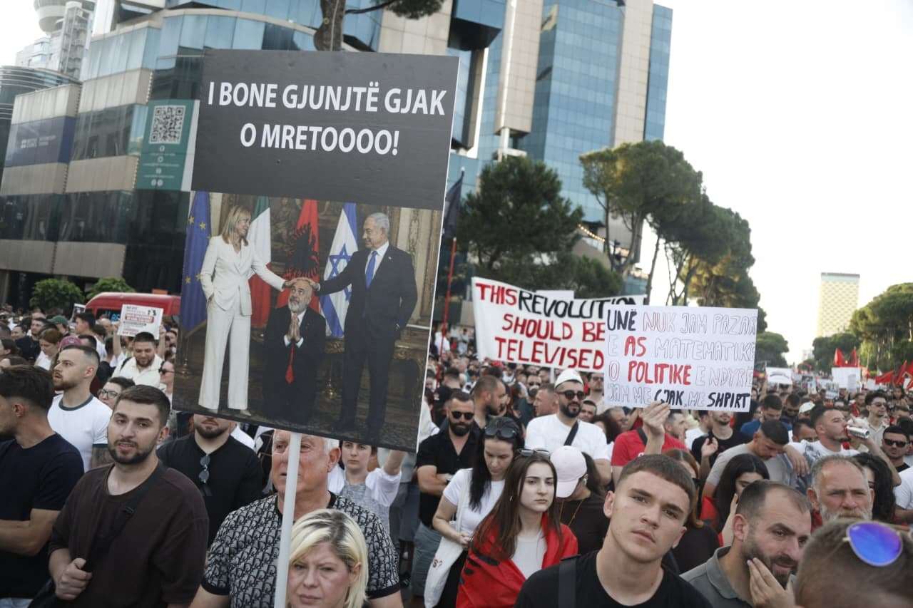 大批阿爾巴尼亞民眾連日在首都地拉那(Tirana)街頭示威，抗議抗議美國總統川普女兒伊凡卡(Ivanka Trump)夫婦在當地開發濱海度假村，涉及破壞保護區。(AFP)