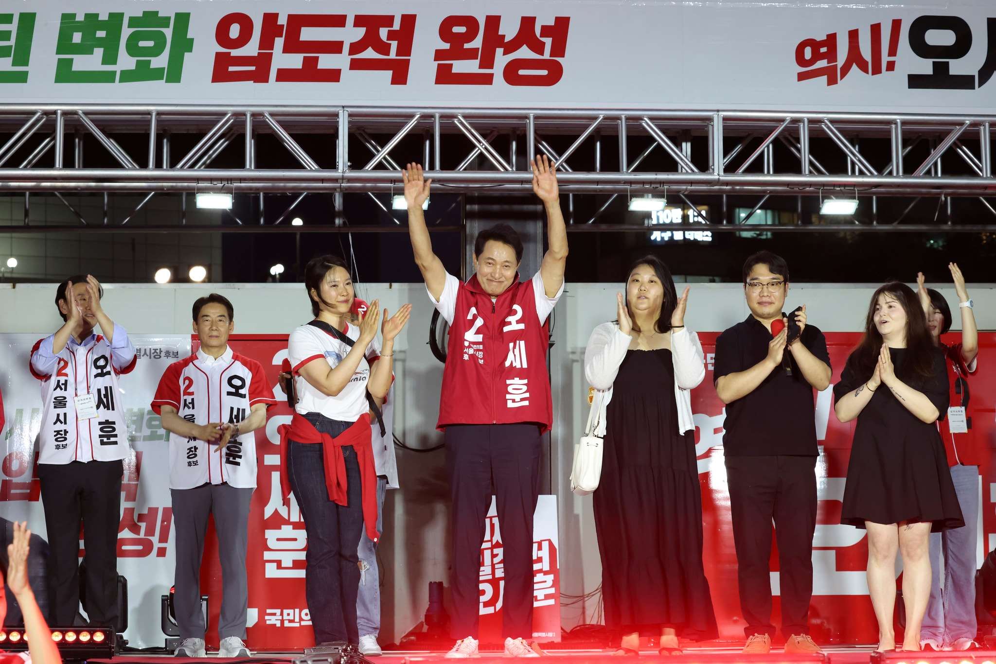 首爾市長吳世勳(오세훈，圖中)在民調持續落後的情況下逆轉勝，成功連任市長。圖：取自오세훈FB