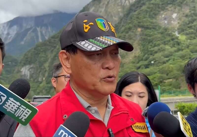 花蓮萬里溪堰塞湖27日中午發布紅色警戒，中央災害應變中心指揮官季連成28日表示，根據目前進水量及雨勢等，萬里溪堰塞湖上升速度穩定，原本發布的紅色警戒降為黃色警戒。