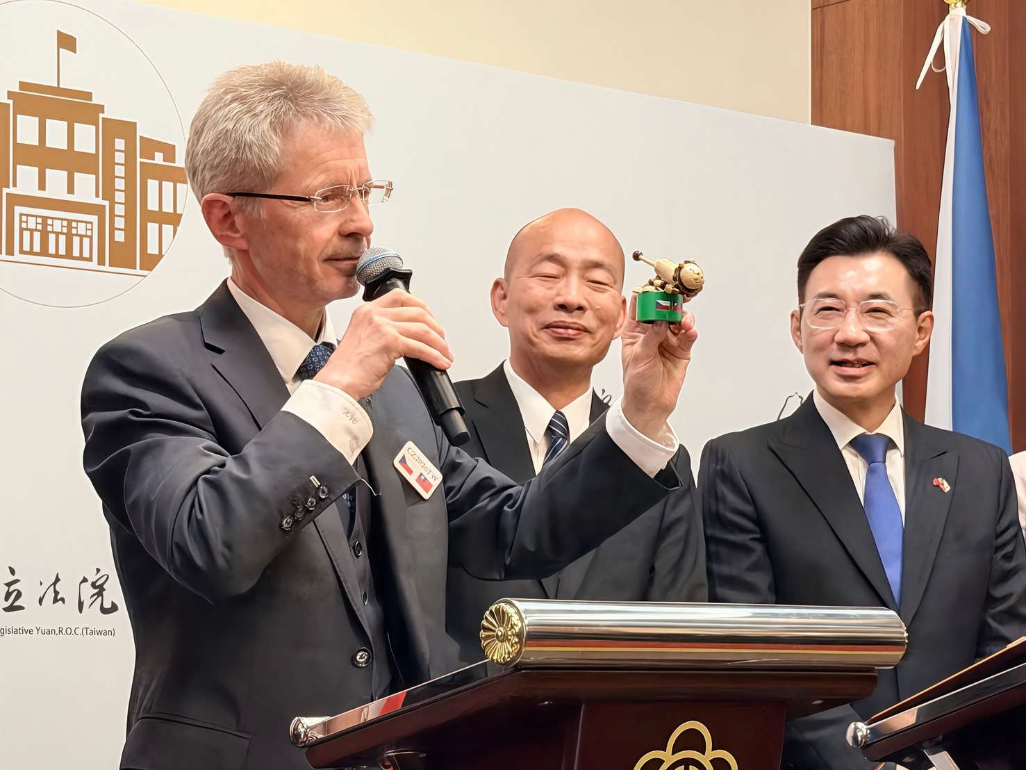 捷克參議院議長韋德齊（Miloš Vystrčil，左）1日中午前往立法院拜會立法院長韓國瑜(中)及副院長江啟臣。(鄭佑漢 攝)