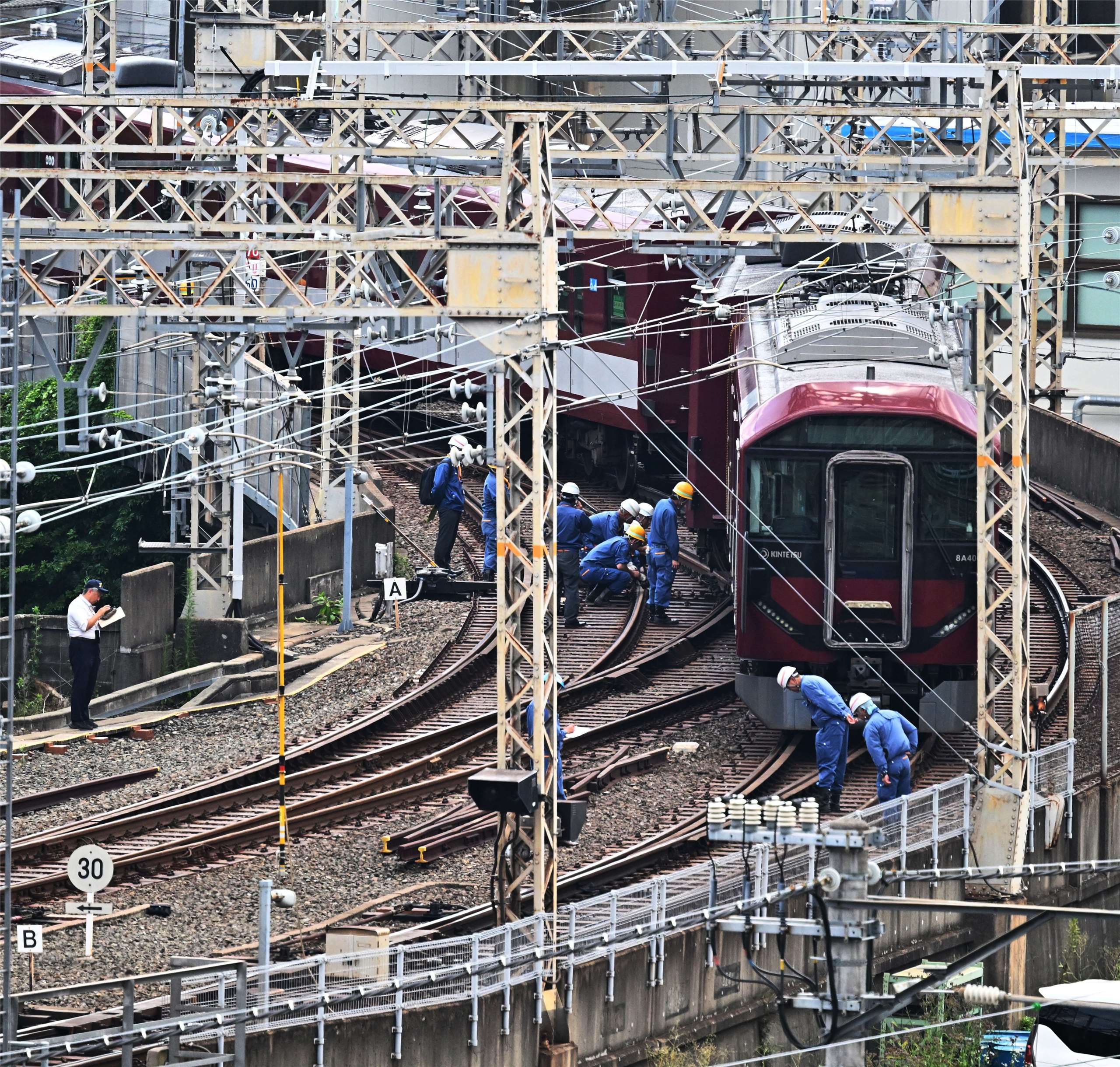 日本近鐵京都線29日清晨發生列車脫軌事故，一列載有30名乘客的普通列車在駛離京都站後不久脫軌，所幸無人受傷，但恢復行駛時間尚未確定。