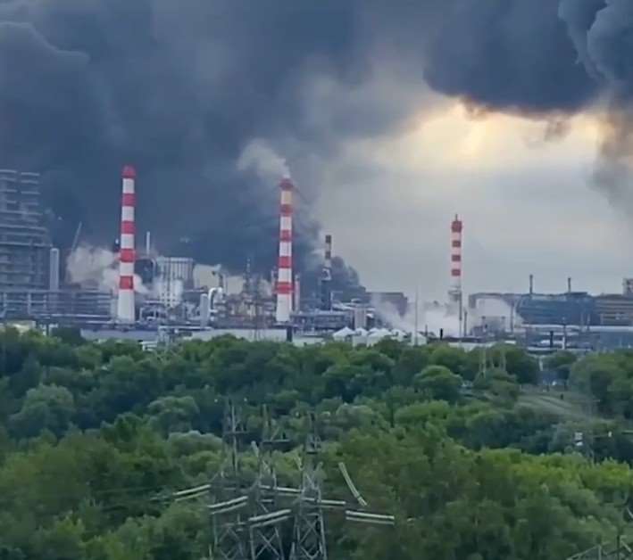 澤倫斯基表示，烏軍連夜攻擊莫斯科附近一座煉油廠，以及俄羅斯境內和遭占領土的其他目標，並稱這些行動是對俄軍攻擊的「正當回應」。(翻攝X@ZelenskyyUa)