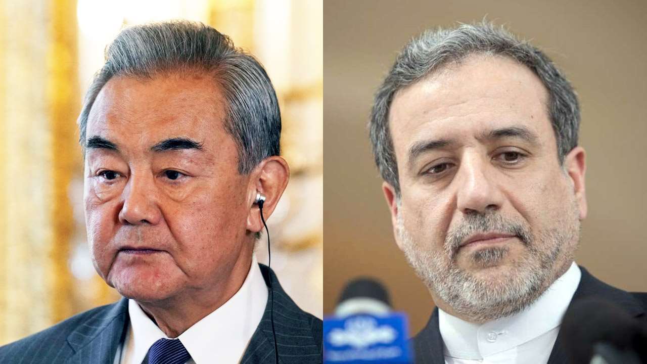 中國外長王毅(左)17日與伊朗外長阿拉奇(右)通話。示意圖。