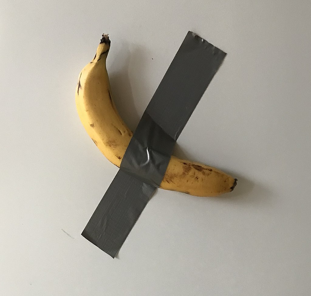 義大利藝術家卡特蘭(Maurizio Cattelan)將1根香蕉以膠帶貼在牆上，命名為「喜劇演員」(Comedian)。(圖：維基百科)