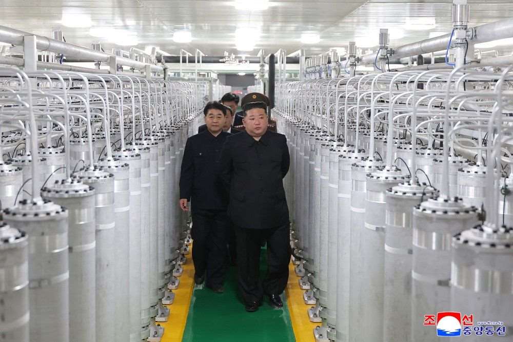 北韓領導人金正恩(Kim Jong Un)3日視察新啟用的核材料生產設施。 (圖:KCNA)