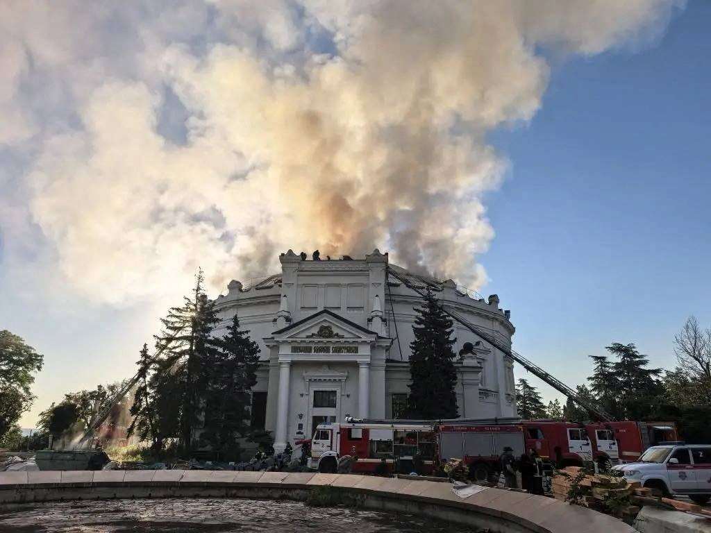 消防員正在撲滅克里米亞塞凡堡(Sevastopol)一家歷史博物館的火勢；據當地政府表示，該博物館在烏克蘭無人機襲擊中受損。