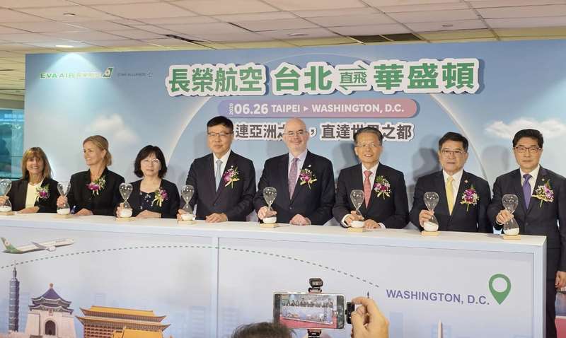 長榮航開闢美國首府華盛頓新航點，董事長林寶水（左4）、美國在台協會（AIT）處長谷立言（右四）、民航局長何淑萍（左3）、桃園機場公司董事長楊偉甫（右2），以及華盛頓機場管理局執行副總兼首席營收長韋斯特倫德（Chryssa Westerlund）（左2）及華盛頓特區旅遊局資深副總經理貝普利（Theresa Belpulsi，左1）等共同主持首航儀式。