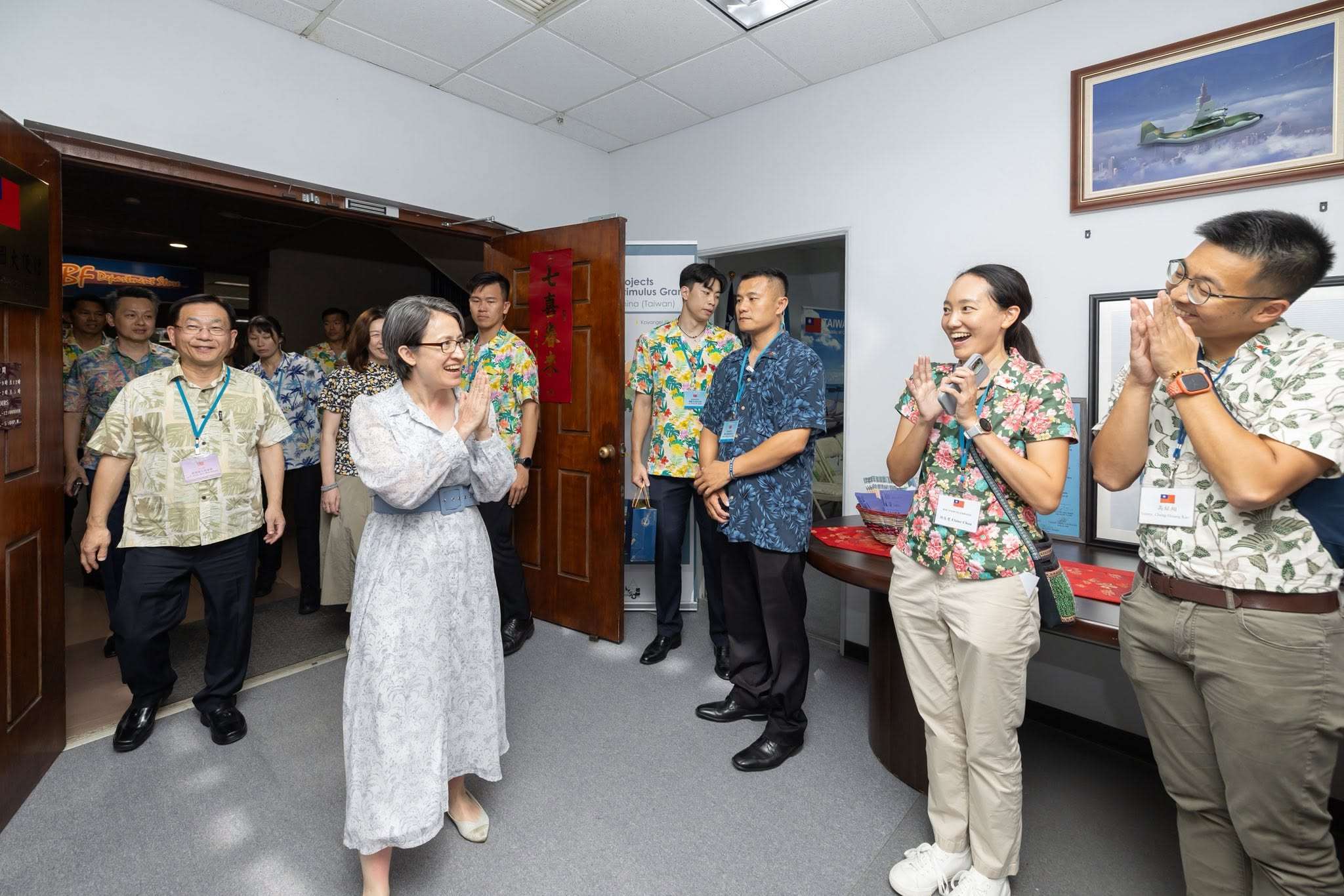 副總統蕭美琴率團訪問友邦帛琉共和國，返台前特別到帛琉大使館視察，給予第一線的外交人員鼓勵，隨後則搭機返台。(圖：蕭美琴 Bi-khim Hsiao FB)