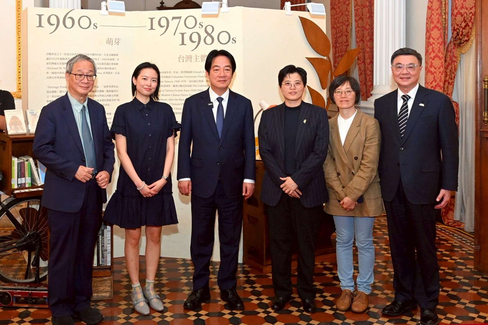賴清德總統(左3)、行政院長卓榮泰(右)、文化部長李遠(左)30日出席《臺灣漫遊錄》慶功宴，祝賀作者楊双子(右3)及英文版譯者金翎(左2)。(圖：行政院提供)