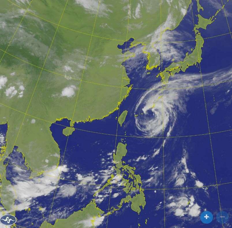 颱風薔蜜將掃通過琉球群島、向日本逼近，外圍環流水氣1日移入，北部、東北部及各山區防局部短暫雨。(圖:交通部中央氣象署)
