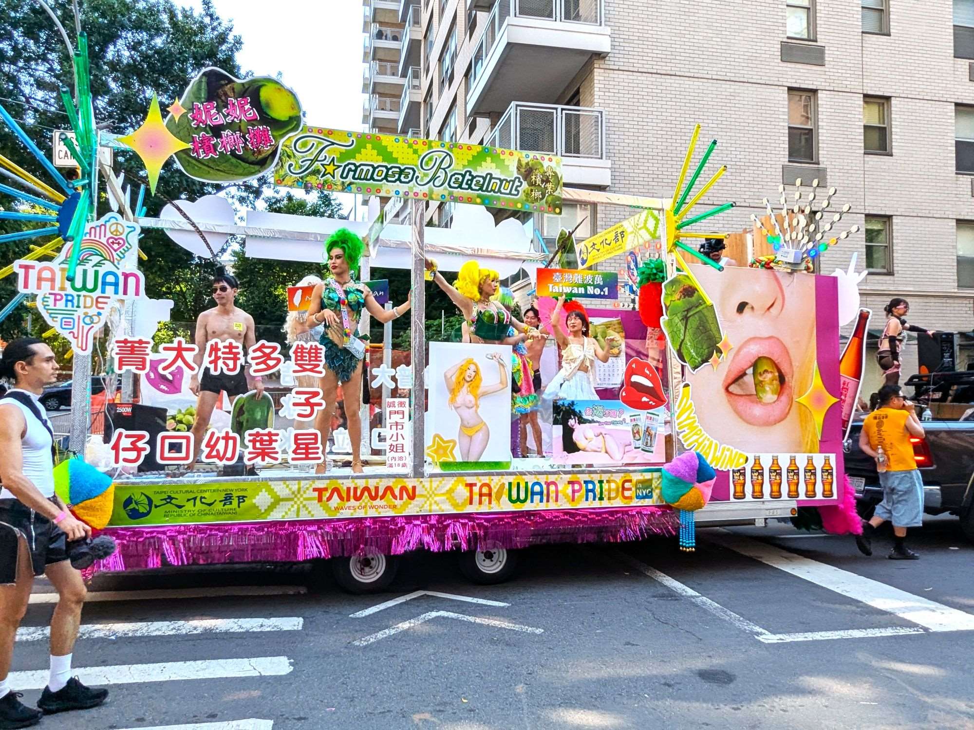 妮妃雅.瘋攜手 Tina Banana 與 Yolanda Mesula將台灣檳榔西施搬上曼哈頓街頭。(駐紐約辦事處提供)