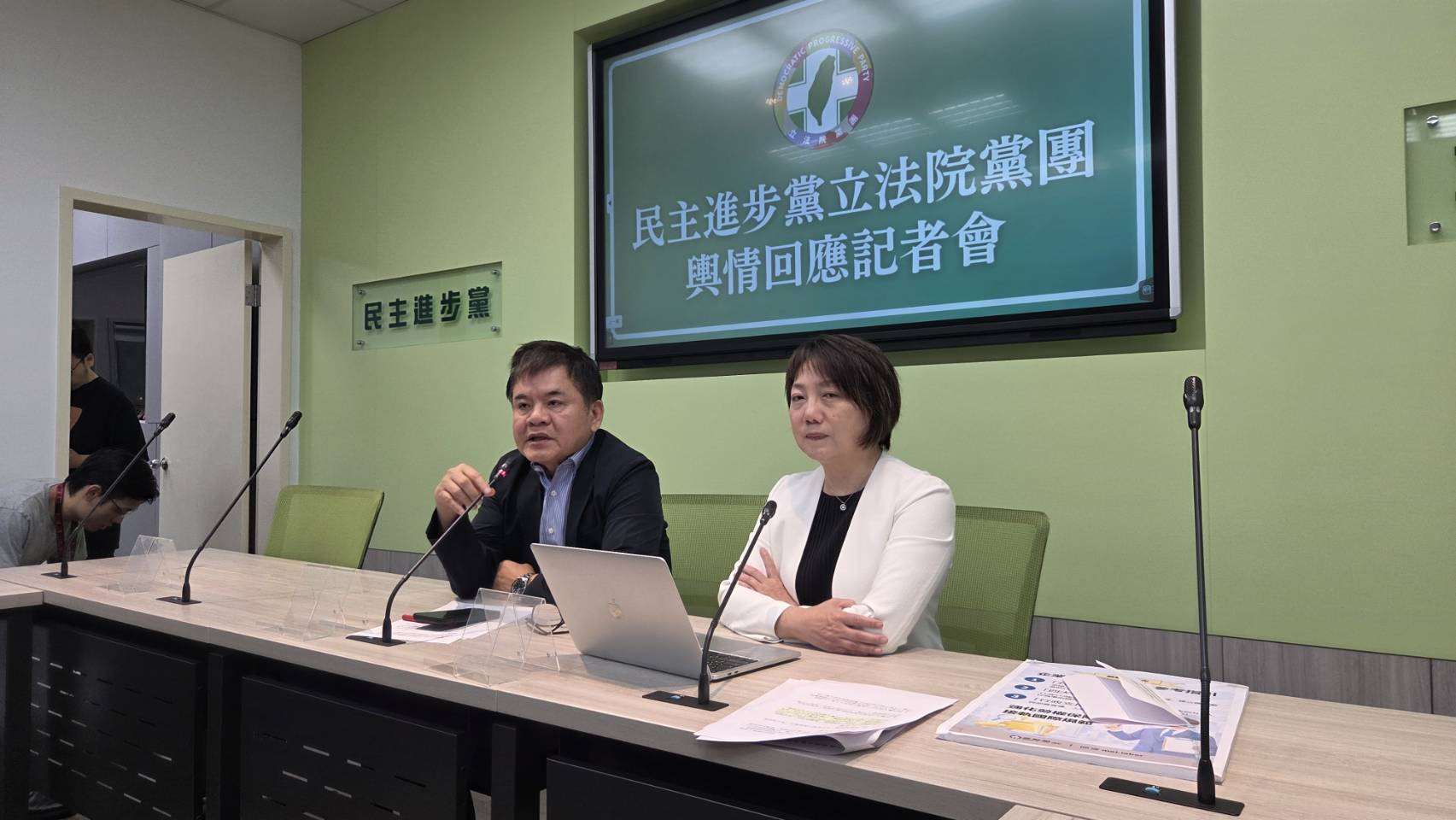 多名藍營立委與公教團體今天(4日)召開記者會，訴求建立透明化的公教薪資調整機制。民進黨立院黨團幹事長莊瑞雄表示，「軍公教員工待遇審議委員會」納入基層代表是正面且值得思考的方向。（劉玉秋攝）