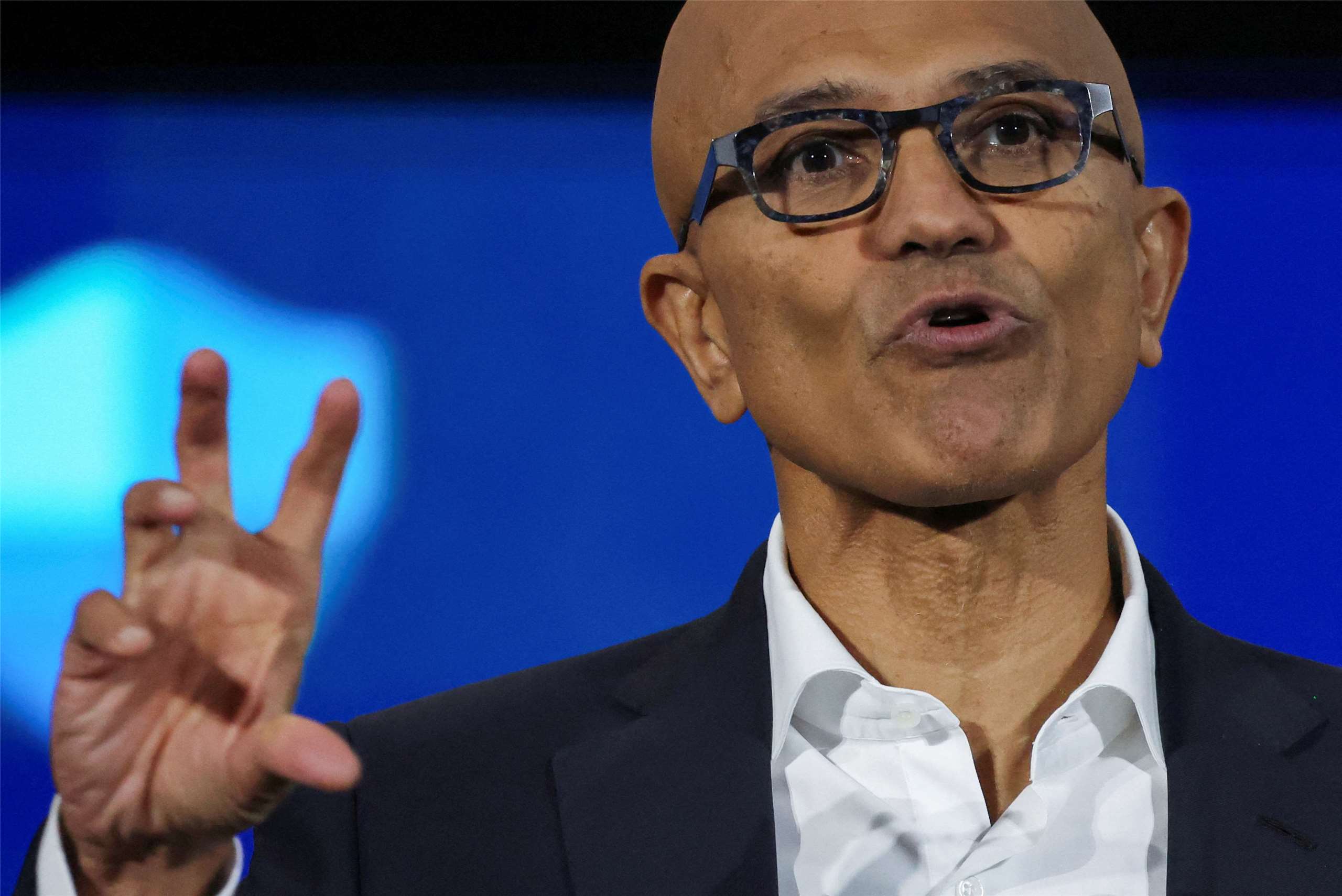 華爾街日報報導指出，微軟執行長納德拉(Satya Nadella)正在加入一場日益擴大的行動，目標是對抗OpenAI、Anthropic等AI巨頭。