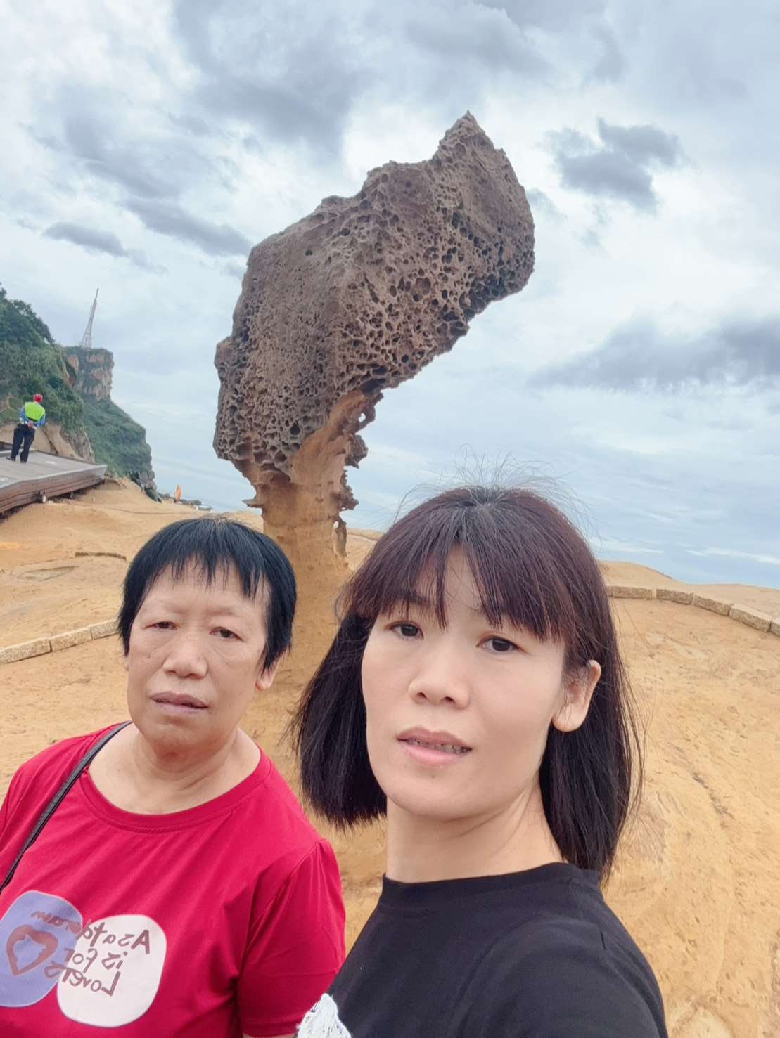 與母親同遊野柳