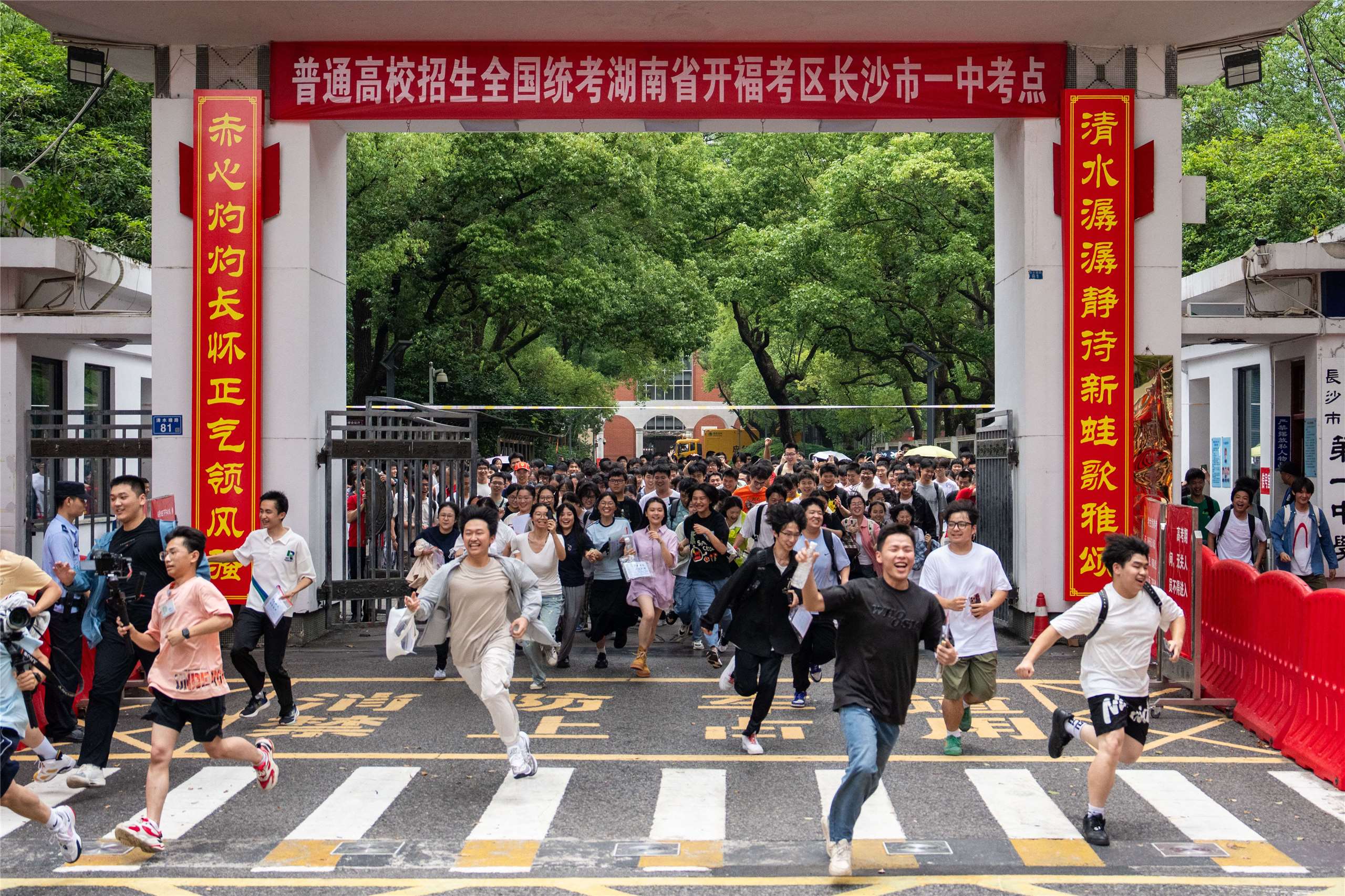 圖為湖南長沙學生慶祝高考結束，攝於2025年6月9日。資料照片。(新華社∕AFP)