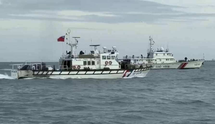 中國海警船再度闖入金門限制水域遭海巡強勢驅離。（海巡署金馬澎分署提供）