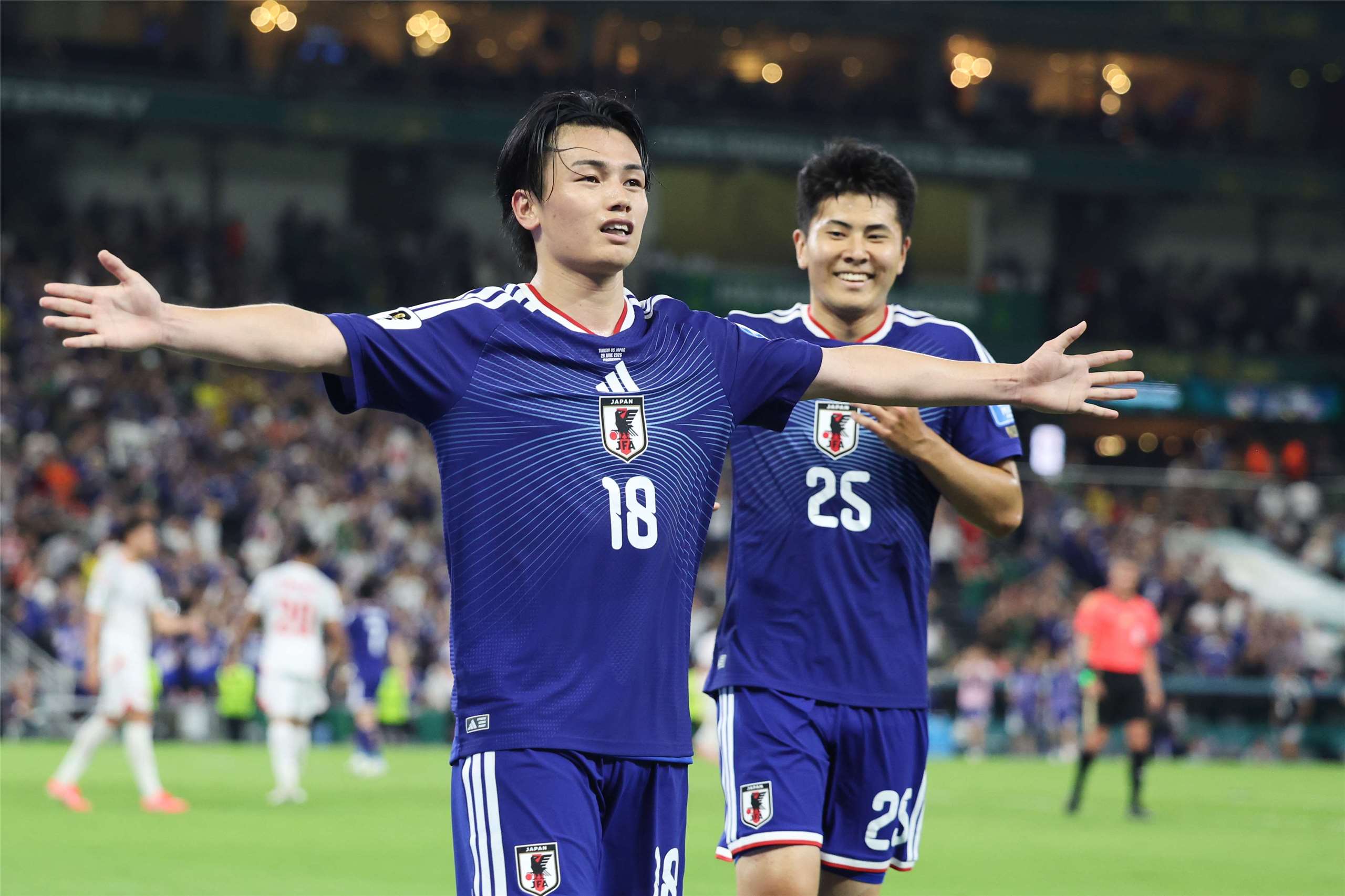 日本隊21日在小組賽第二戰交手突尼西亞，以4比0大勝。圖為上田綾瀬(左)在攻下第四分後慶祝。
