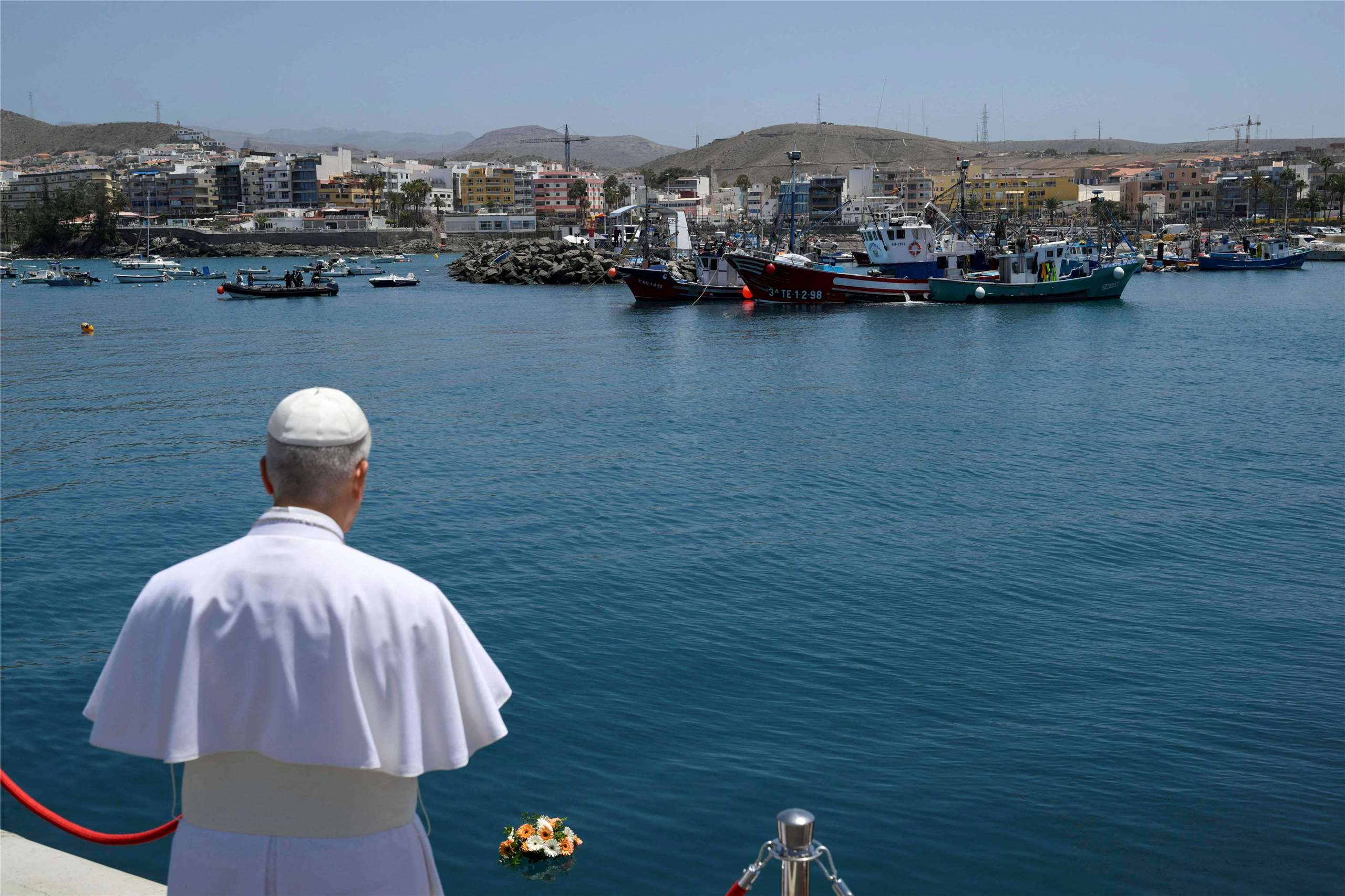 教宗良十四世11日在西班牙大加那利島(Gran Canaria)碼頭，向海上遇難移民獻上鮮花。