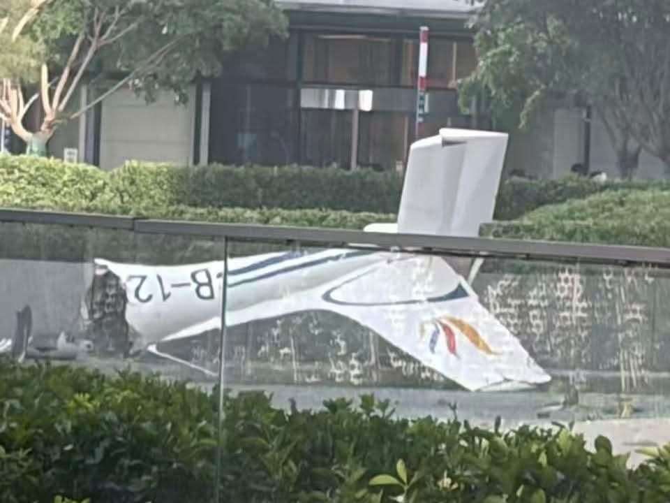 北京第一高樓「中信大廈」26日疑似遭一架小型飛機撞擊。(X@whyyoutouzhele)