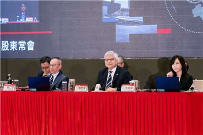 台積電董事長魏哲家(中)4日表示，AI需求快速成長，台積電正全力建廠，避免成為供應鏈瓶頸，並透露待政府核准，將對外說明新一波投資計畫。(台積電提供)