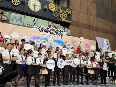 「第11屆鐵路便當節」展前記者會1日在台北車站大廳舉行，集合64家跨國與跨域的業者，推出各式結合鐵道文化與創意的美食與商品。