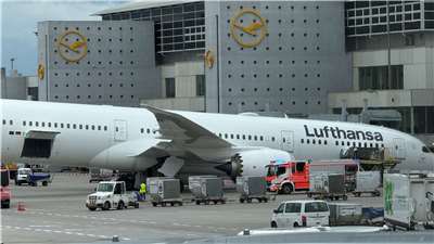 德國漢莎航空公司（Lufthansa）一架波音787客機的前起落架，4日在法蘭克福機場的登機門處意外塌陷，造成多名工作人員受傷。(AFP)