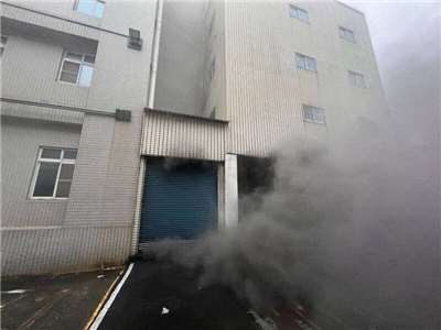 2024年10月3日，東港安泰醫院火災造成9人死亡及多人嗆傷，圖為當時消防局獲報馳援，大樓鐵捲門底下竄出濃濃黑煙。資料照。（屏東縣政府提供)