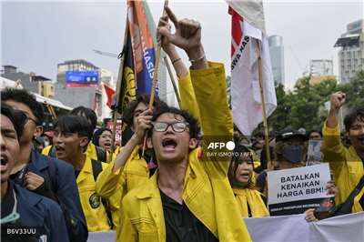 上千名印尼學生今天(12日)走上首都雅加達街頭抗議，要求政府調整施政方向，以因應這個東南亞最大經濟體日益惡化的經濟情勢。(AFP)