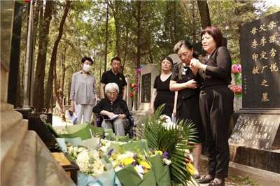 圖為2024年，六四罹難者的親屬前往北京萬安公墓祭拜，天安門母親發起人張先玲（前左一）與罹難者親屬們在墓前致哀。資料照片。（中國讀者提供)