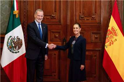 墨西哥總統薛恩鮑姆(Claudia Sheinbaum)(右)與西班牙國王菲利佩六世(Felipe VI)(左)在墨西哥會晤。