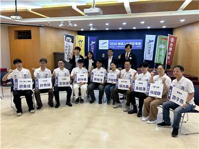 備戰年底選舉，由時代力量、小民參政歐巴桑聯盟、台灣基進等4個政黨組成的「台灣前進陣線」今天(9日)公布第4波、共11名公職參選人。（趙婉淳 攝）