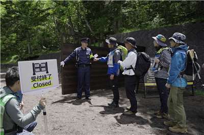 在富士山封山期間，仍有至少約1萬人強行進入登山步道。圖為富士山靠山梨縣側入口處資料照。