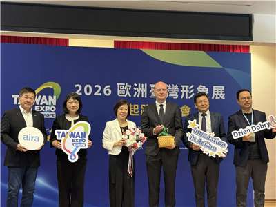 經濟部次長江文若(左3)指出，今年歐洲台灣形象展首度到波蘭華沙舉行，且有超過一半以上的參展廠商為首度參加，顯示台廠對中歐商機的高度興趣。(謝佳興 攝)