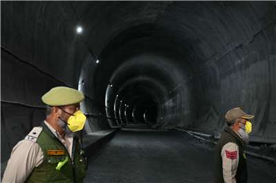 印度警察人員在梭吉拉隧道(Zojila tunnel)站崗，這是印度最長的公路隧道項目，連接查謨和喀什米爾邦與拉達克地區。