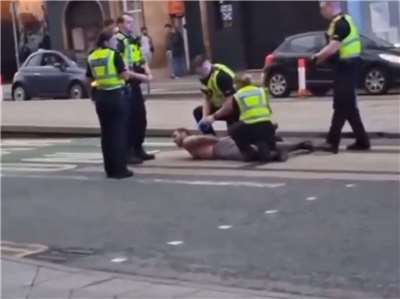 1名36歲蘇格蘭白人男子涉嫌在愛丁堡持刀行兇，造成五人受傷。圖為警方制伏該男子。(X@PolitlcsUK)