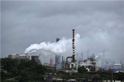 碳排放、原油、煉油廠、全球氣候變遷、環保、環境保護、氣候變遷、化石燃料。圖為印度喀拉拉邦科欽(Kochi, Kerala state)煉油廠。示意圖。(美聯社/達志影像)