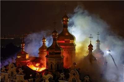 俄羅斯14日對烏克蘭首都基輔發動空襲，基輔洞窟修道院(Kyiv Pechersk Lavra)陷入火海。