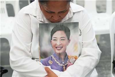 泰國長公主帕差拉吉蒂雅帕11日晚間逝世，享年47歲。圖為1名泰國婦人抱著公主的肖像哀悼。