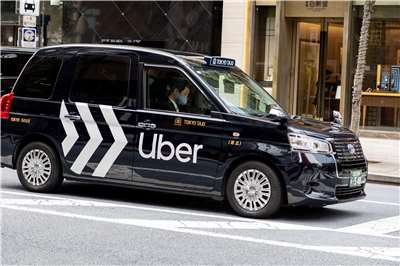 Uber總裁暨營運長麥唐納(Andrew Macdonald)透露，日本Uber已於4月首度超越GO等競爭對手，奪下市占率第一寶座。日本首都東京銀座區的一輛Uber計程車。(AFP)