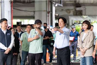 賴清德總統日前赴建國計程車服務站，與第一線「運將」朋友交流。(圖：總統府)