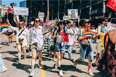 Taiwan With Pride團隊今年以逾百人規模參加多倫多同志大遊行，大家手持台加國旗和各式標語，活力滿滿。（寬容自信台灣協會提供）