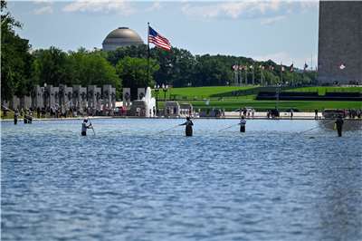 國家公園管理局(National Park Service)的工作人員正在清理林肯紀念堂倒映池(Reflecting Pool)的藻類。