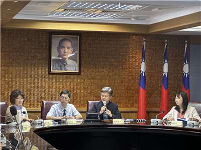 教育部國教署署長彭富源(右二)主持115學年度國中會考成績說明記者會。(楊雨青 攝)