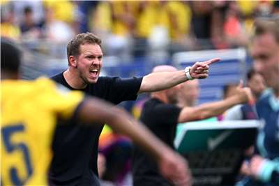 德國國家隊總教練納格斯曼(Julian Nagelsmann)在小組賽德國對厄瓜多時，正在進行戰術指導。(AFP)